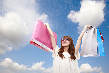 带购物袋的时装女孩女性晴天零售购物裙子展示礼物女士微笑乐趣图片