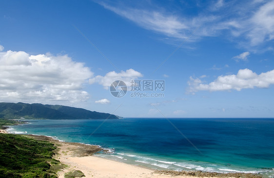 蓝色海洋和天空的景色图片