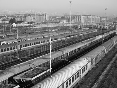 铁路车站曲目火车运输民众过境图片
