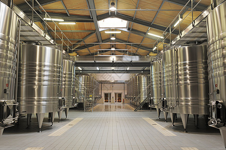 现代彩礼生产线城堡储存储存罐酒精增值税红色工厂酒厂农业图片