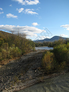 绿绿色文件植物群全景河流风景山脉路线山丘斜坡天空图片