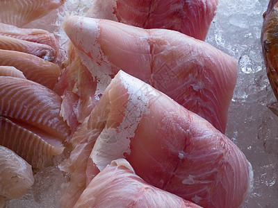 显示新鲜海鲜海鲜鱼片市场产品农业展示仓库皮肤盐水饮食托盘鳟鱼图片