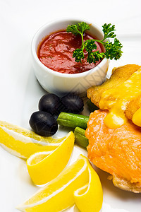含蛋黄酱的鱼 使用鱼 橄榄 柠檬和k盘子草药食物沙拉图片