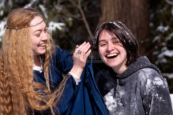 冬林的两位女士裙子神话笑声精灵微笑小精灵冠冕女性树干传奇图片