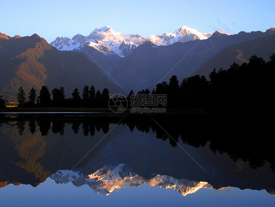 库克山和塔斯曼山在日落的马西森湖中反射图片