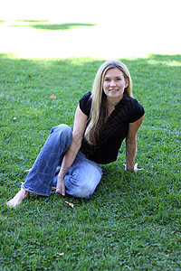 赤脚青年女子在草地上女性女士头发女孩微笑金发公园蓝色眼睛白色图片