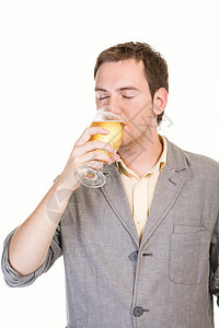 年轻男人喝白底啤酒的白人背景图片