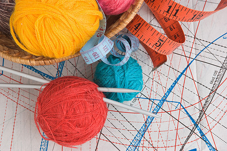 带有线条用于编织的球球针织品羊毛网络针线爱好图片