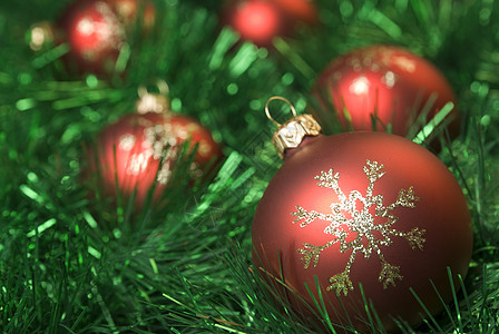 圣诞球花环红色金子装饰装饰品玩具绿色背景图片