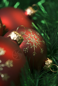 圣诞球红色绿色花环金子装饰品装饰玩具背景图片