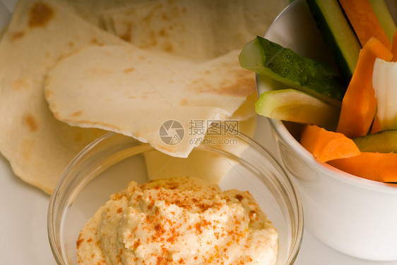 土豆泥与Pita brad和蔬菜黄瓜小吃美食传播豆子芹菜味道胡椒食谱盘子图片