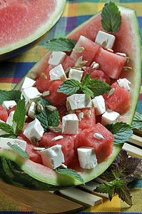 西瓜和 feta 奶酪沙拉水果正方形沙拉盘子食物叶子蔬菜奶制品美食薄荷图片