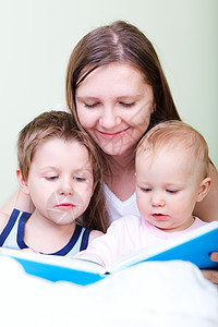 家庭阅读婴儿姐姐压痛女孩男生教育卧室童年母亲幸福图片