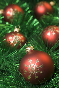 圣诞球红色玩具装饰金子花环绿色装饰品背景图片