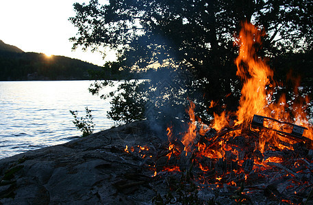 夏日初起的营火太阳派对日落海岸乐趣背景图片