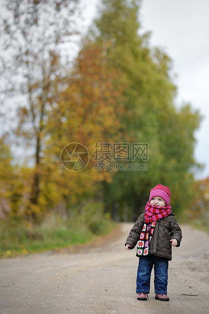 秋天公园的小宝宝树叶育儿帽子婴儿眼睛季节叶子压痛胡同幸福图片
