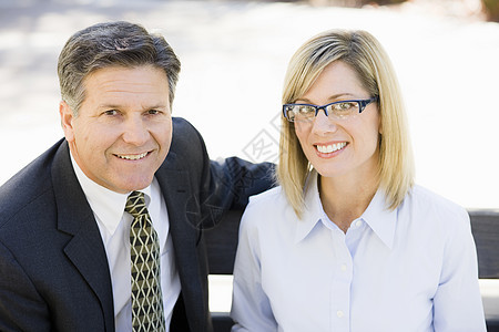 女商务人士和商务人士男人金发女性女士商务领带长椅微笑丈夫商业图片