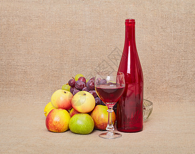 红色瓶子和果子对着画布图片