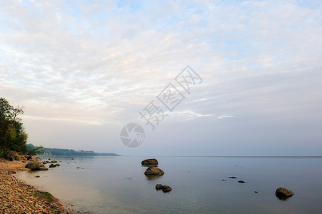 在岸边支撑边缘岩石卵石海岸石头矿物悬崖海洋天空图片