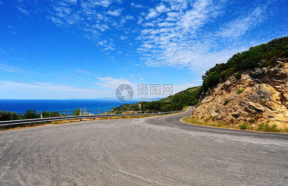 绕风路热带运输蓝色天空曲线高地旅行爬坡森林岩石图片