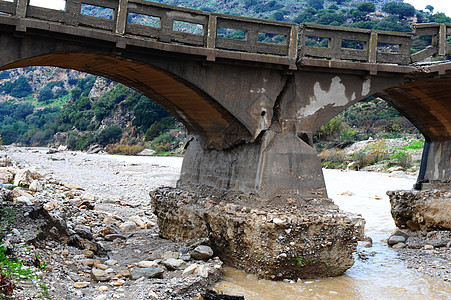 混凝土桥洪水栅栏溪流危险石灰石流动交通运输工程国家图片