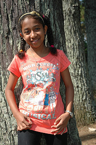 小女孩站在树旁 站起来白色孩子们棕色衬衫青年女士绿色数字卷曲女性图片