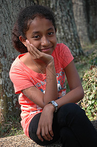 小女孩坐在树旁的树边黑色眼睛衬衫未成年人女性公园女士白色数字棕色图片
