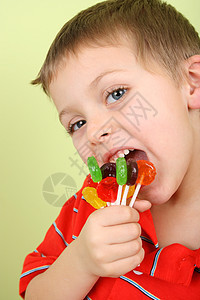 棒棒糖男孩男生童年幸福儿童微笑孩子糖果金发青年绿色图片
