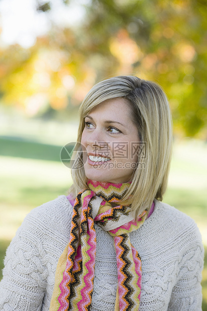 漂亮女性女士母亲毛衣金发微笑围巾公园闲暇图片