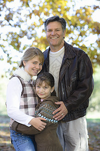 父亲和女儿姐姐男性童年乐趣家庭公园微笑闲暇女孩青年图片