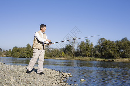 人鱼在河里捕鱼假期男性微笑乐趣钓鱼闲暇幸福活力水平娱乐图片