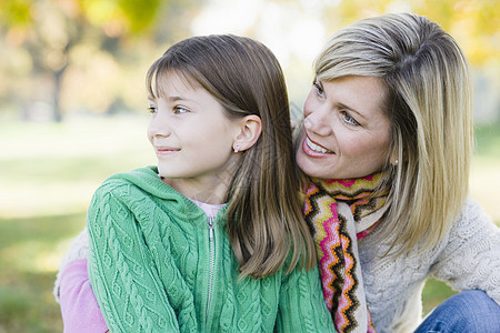 母亲和女儿孩子家庭公园金发围巾青少年享受女性关爱毛衣图片
