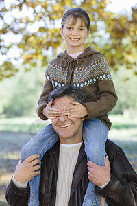 父亲和女儿爸爸毛衣少年男人青年闲暇家庭公园微笑女孩图片