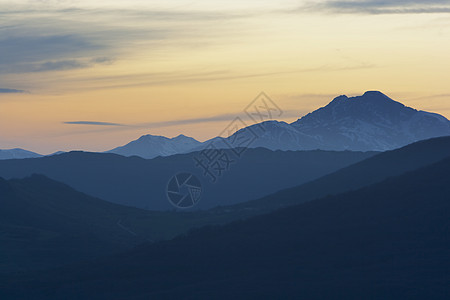 山丘地貌天空风景日落顶峰水平地平线图片