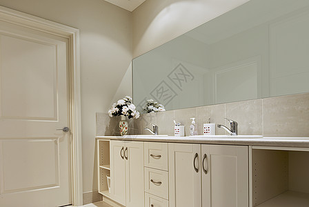 洗手间卫生间房间浴缸毛巾浴室盆地肥皂镜子房子身体图片