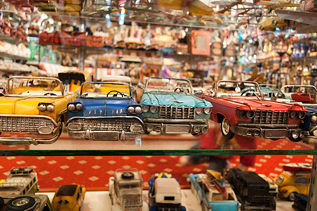 商店窗口中的玩具汽车背景图片