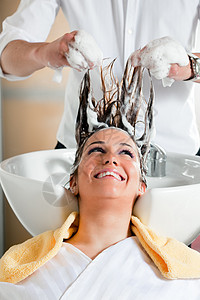 理发沙龙女性泡沫洗发水微笑毛巾职业幸福客户理发师罩衫图片