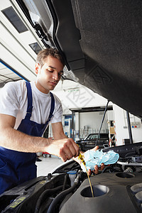 机械工汽车机油成人年轻人检查工作车库修理专注车辆图片