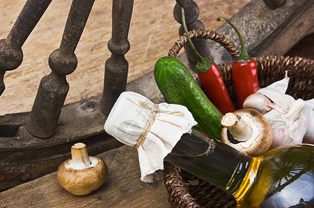 向日葵油和蔬菜香脂烹饪餐厅文化植物瓶子菜单食物木板辣椒图片
