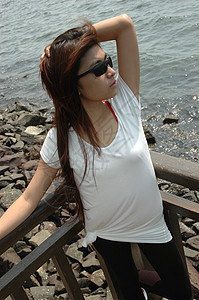 戴墨镜的年轻女士头发女孩衬衫海滩娱乐太阳镜假期青少年数字黑色图片