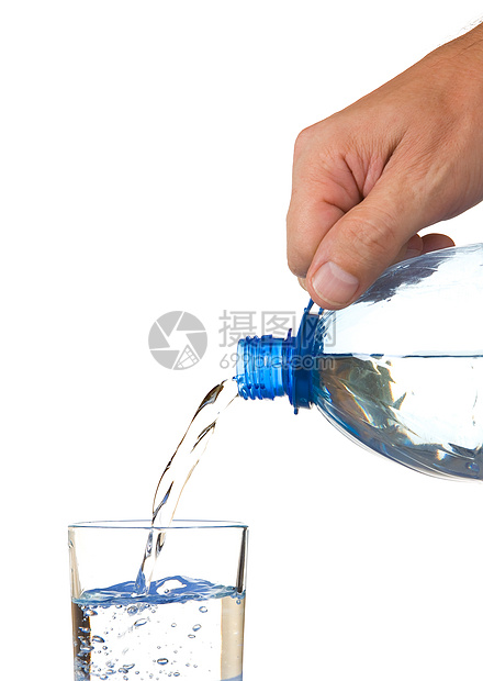 将水从瓶子倒入玻璃杯中白色塑料玻璃图片