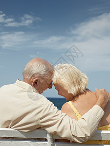 老人和女人在海上坐着退休天空拥抱感情丈夫男人老年老年人女性夫妻图片
