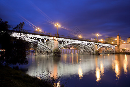 塞维利 老特里安娜桥的全景图片