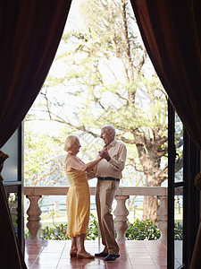 老年男女在户外跳舞图片