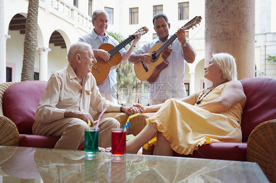在旅馆酒吧喝酒的老人和女人沙发女士假期女性男性男人老年夫妻食堂闲暇图片