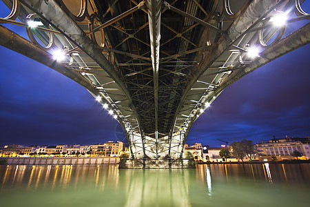 塞维利 特里安娜大桥下河边的全景历史天空工程建筑学房屋手表穿越旅行城市假期图片