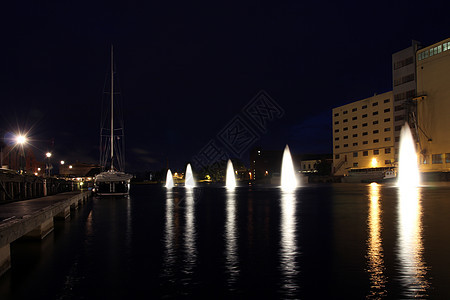 晚上在港口旁边背景图片