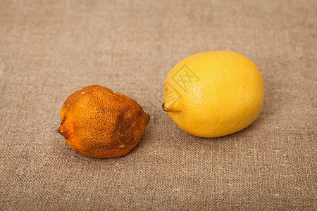 两颗果子对面的帆布 - 坏和好的柠檬图片