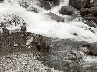 岩石和水治疗巨石地衣卵石溪流石头金字塔温泉矿物苔藓图片