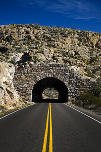 公路隧道隧道岩石踪迹风景旅游黑与白条纹车道运输树叶车辆图片